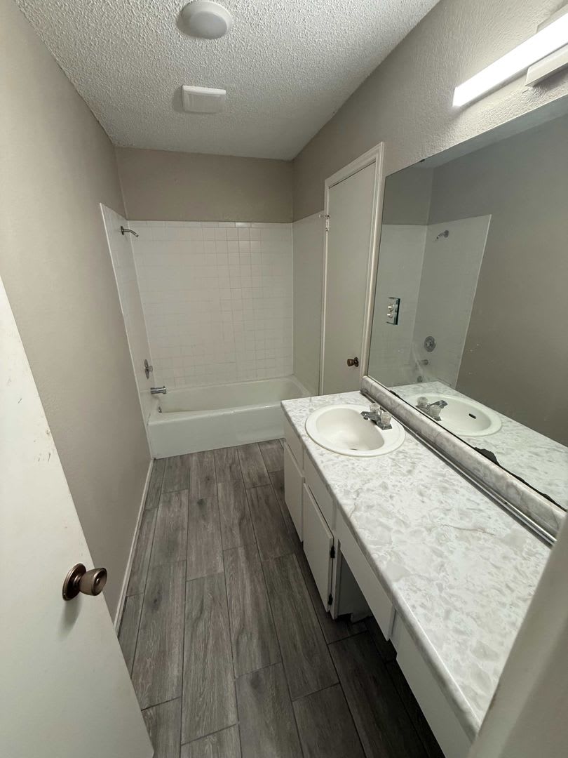 Awesome Property at Round Rock – photo 5