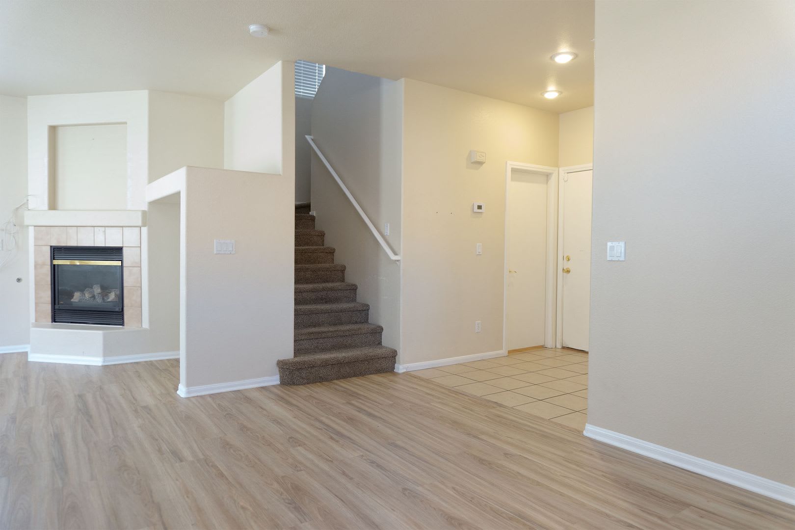 Gated Community Freshly Painted Interior Exterior – photo 5