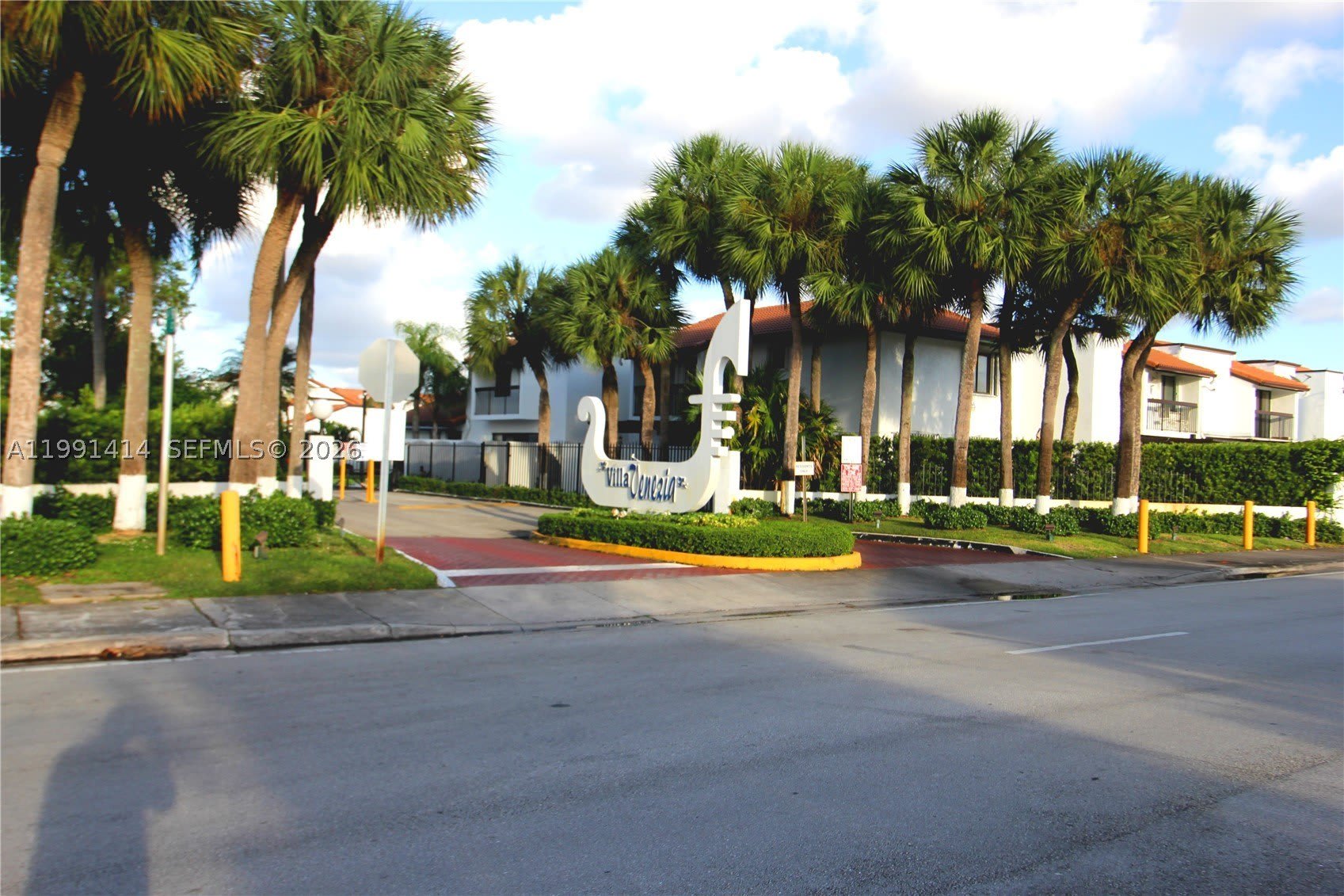 1221 SW 124th Ct – photo 4