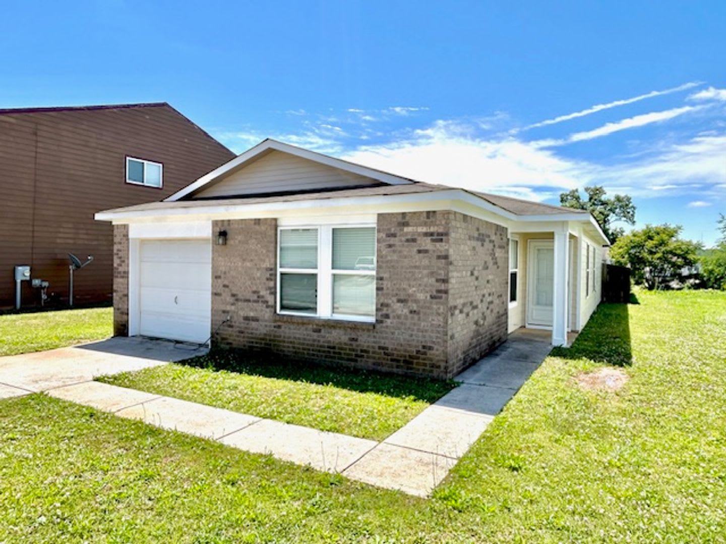 Cozy 3 Bedroom Home in Convenient Huntsville Location – photo 1