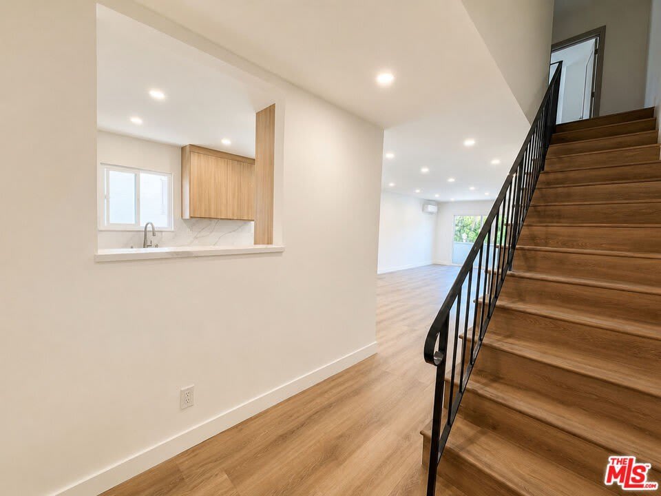 2449 N Beachwood Dr – photo 5