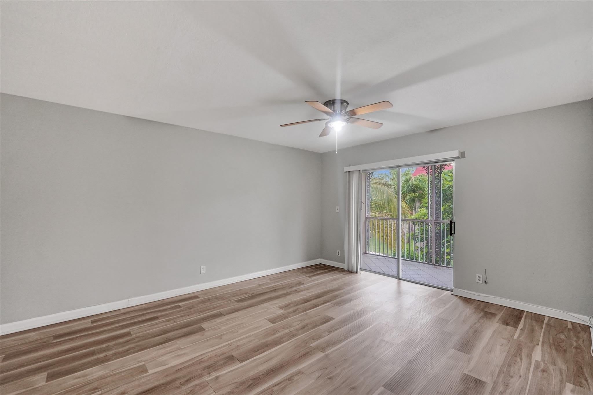 555 SE 8TH Street – photo 4