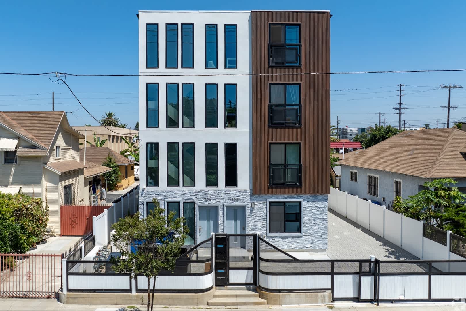 MH 1419 W 35th St – photo 1