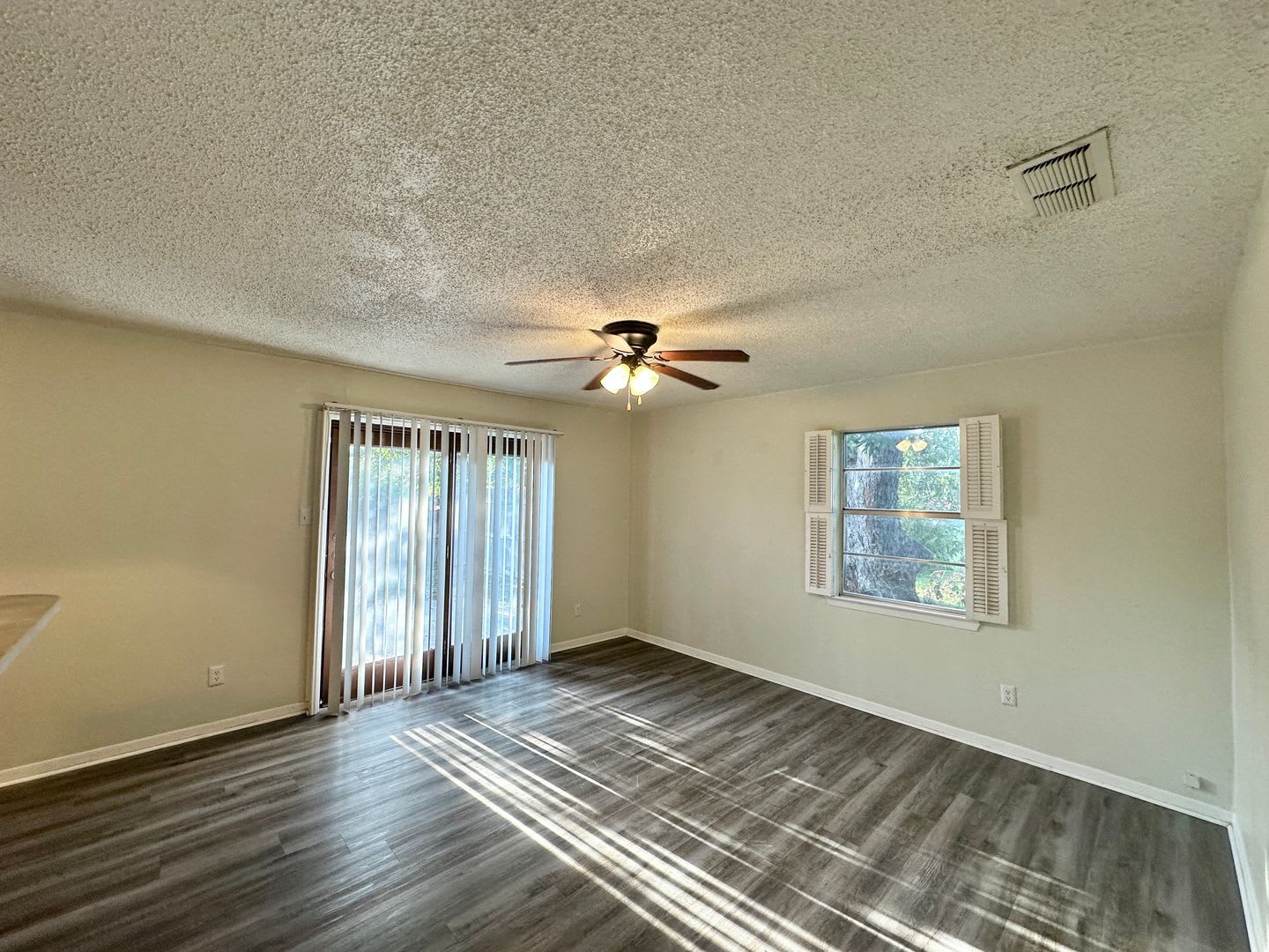 Price Drop + 1/2 Off 1st Months Rent! Small Pets Accepted! – photo 5