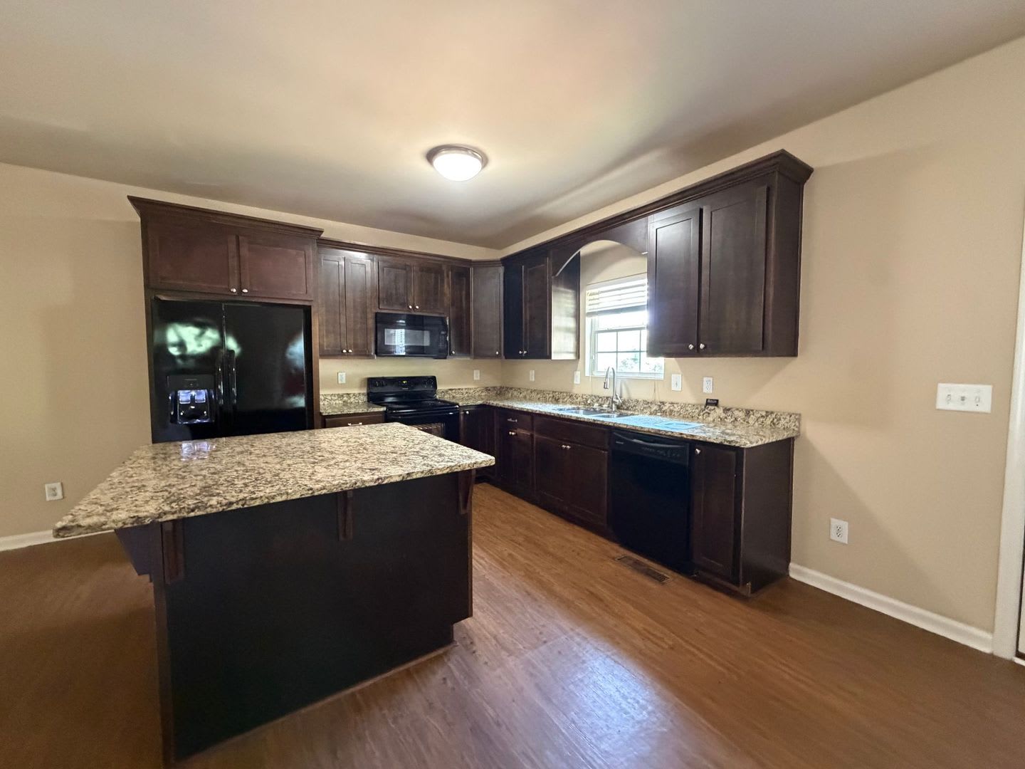 PRE-LEASING FOR AUGUST 5TH 2027! – photo 3