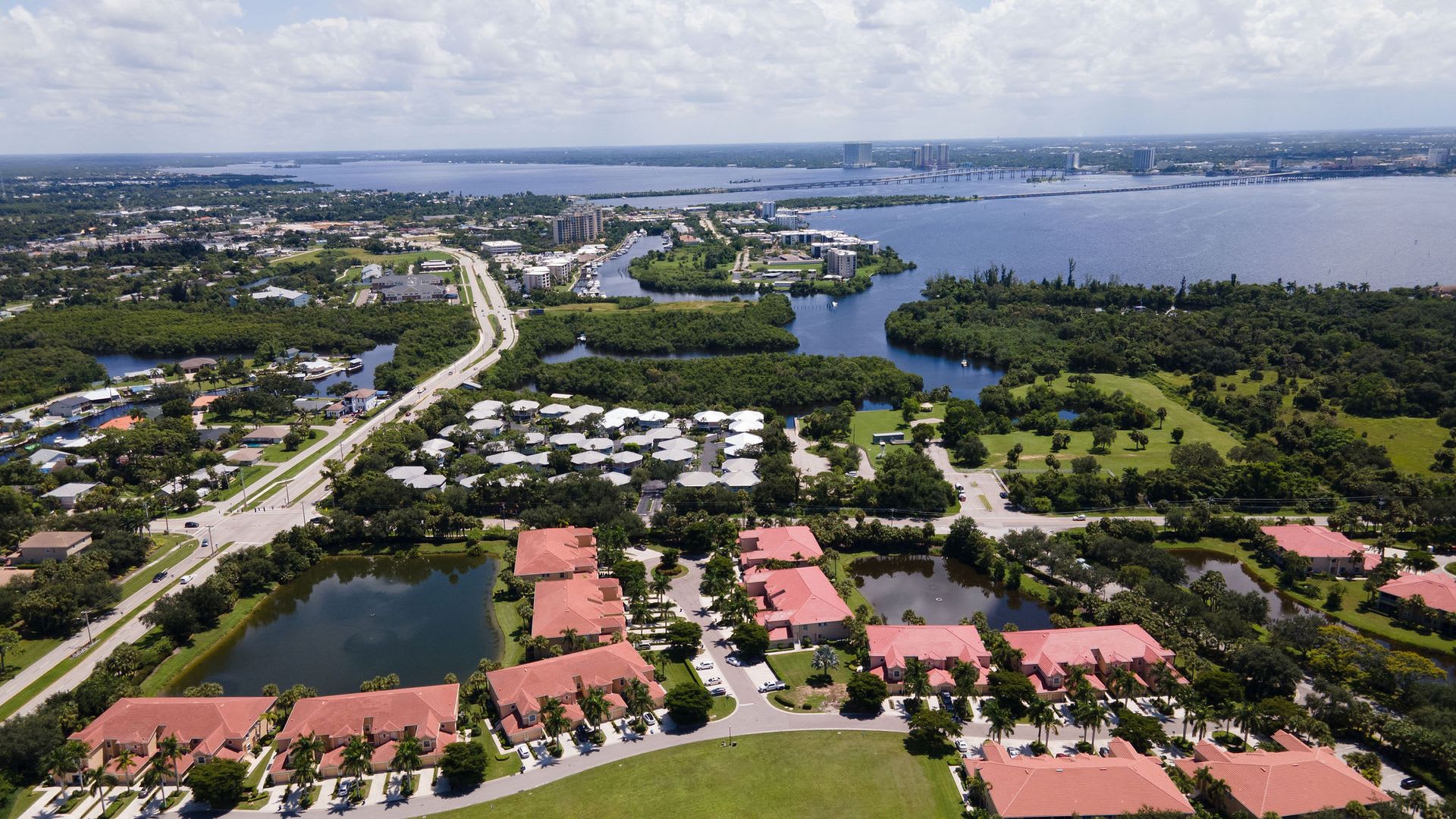 Serene Lakefront Living At Moody River Estates In North Fort Myers Your Dream Home Awaits 2Bed Den 2Bath Fully Furnished – photo 3