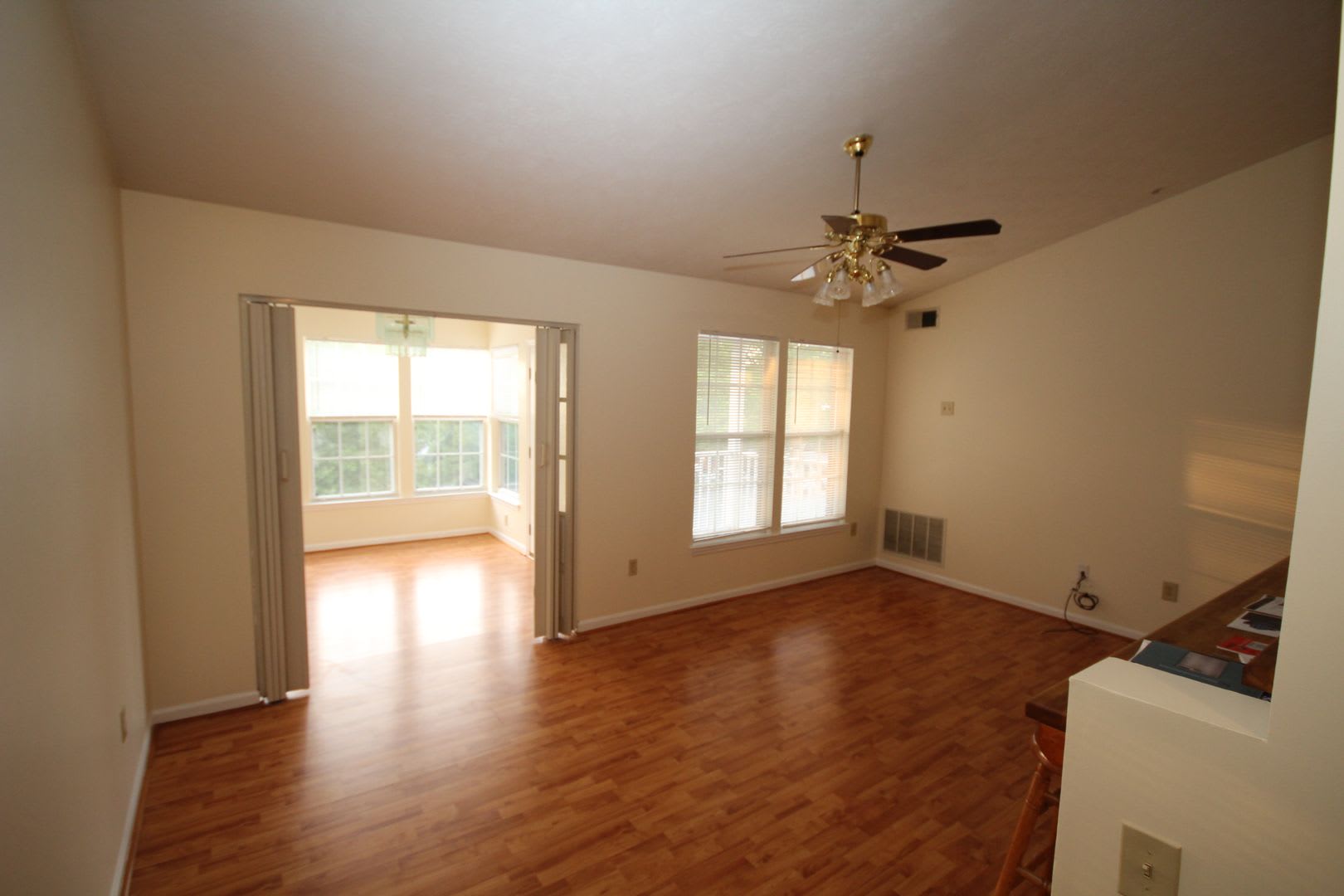 Lovely top floor condo with great features in Bel Air! – photo 4