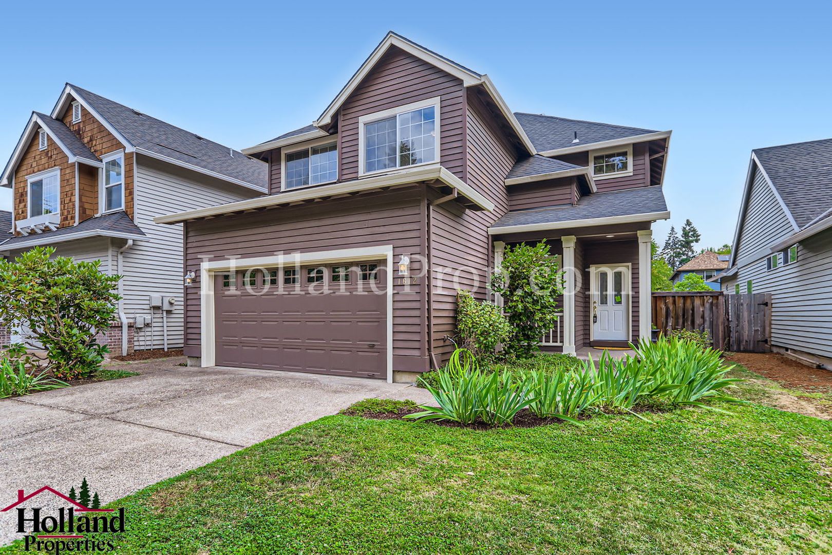 Beautiful Hillsboro Home With Spacious Garage And Fenced Yard – photo 3