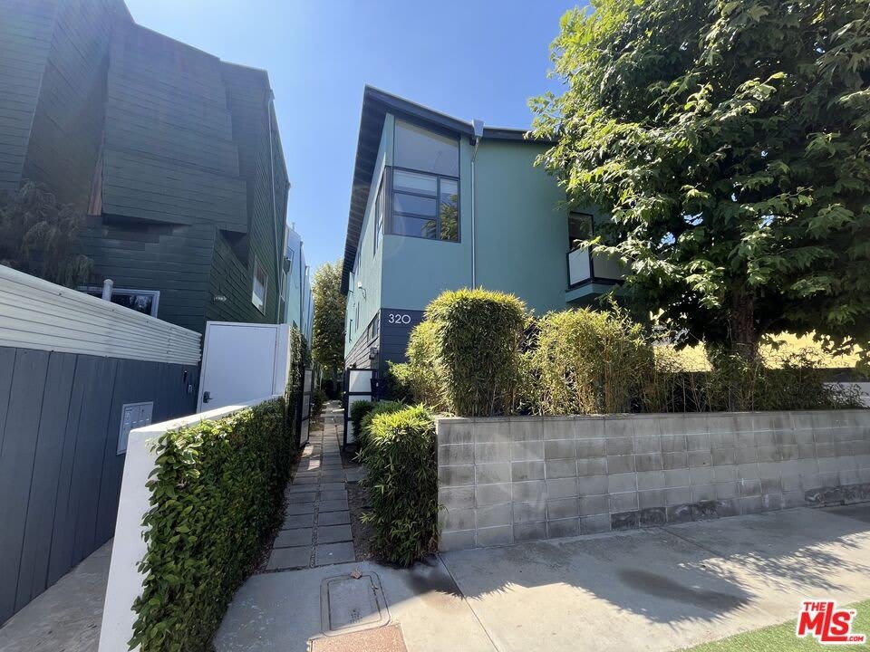 320 Indiana Ave – photo 2