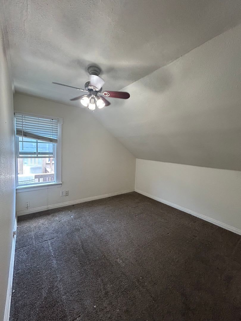 Upstairs one bedroom available now on Emerald between Cass and Bayard – photo 3