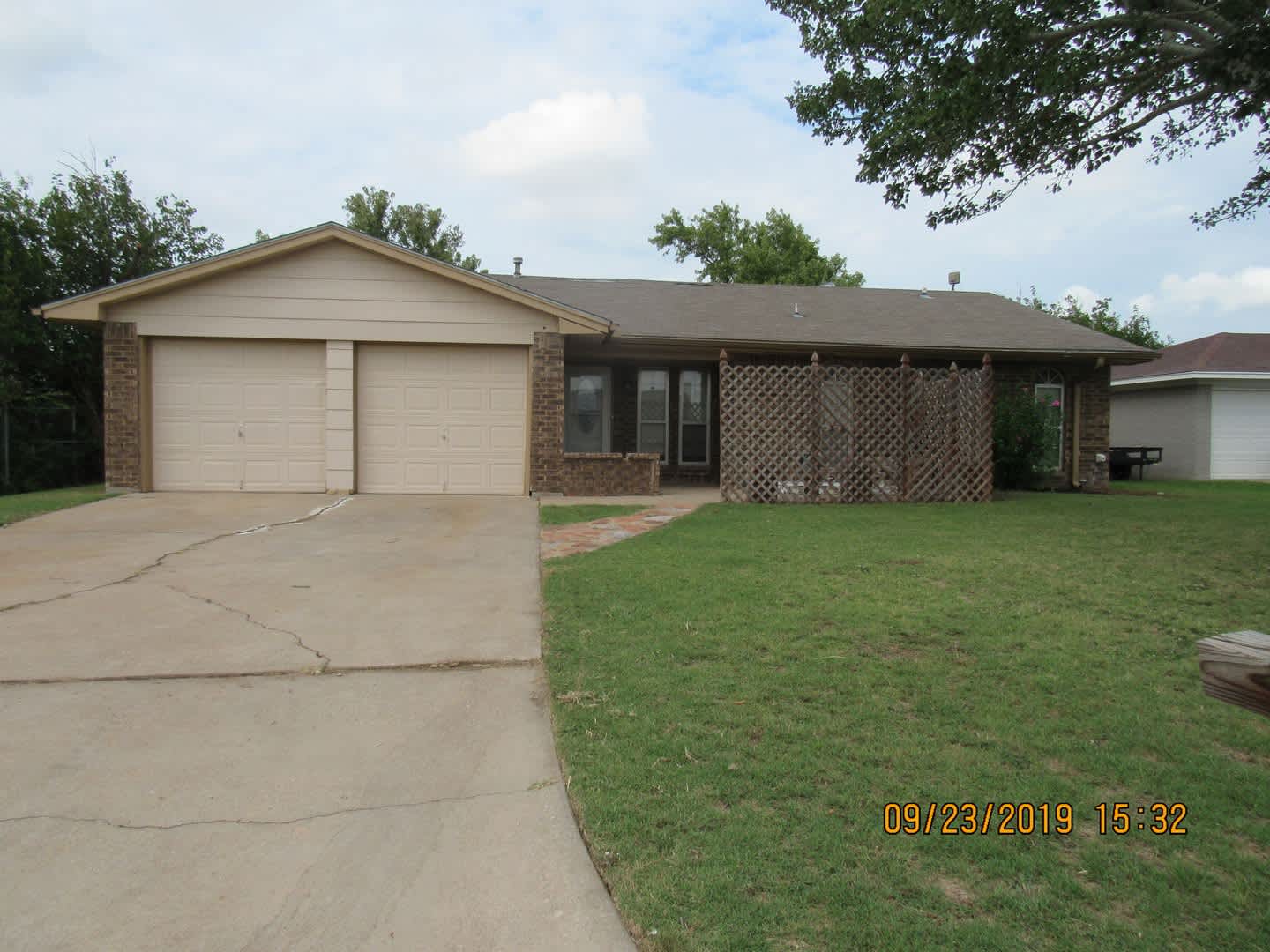 East side! Updated! Granite counter tops! Hard surface flooring throughout! – photo 1