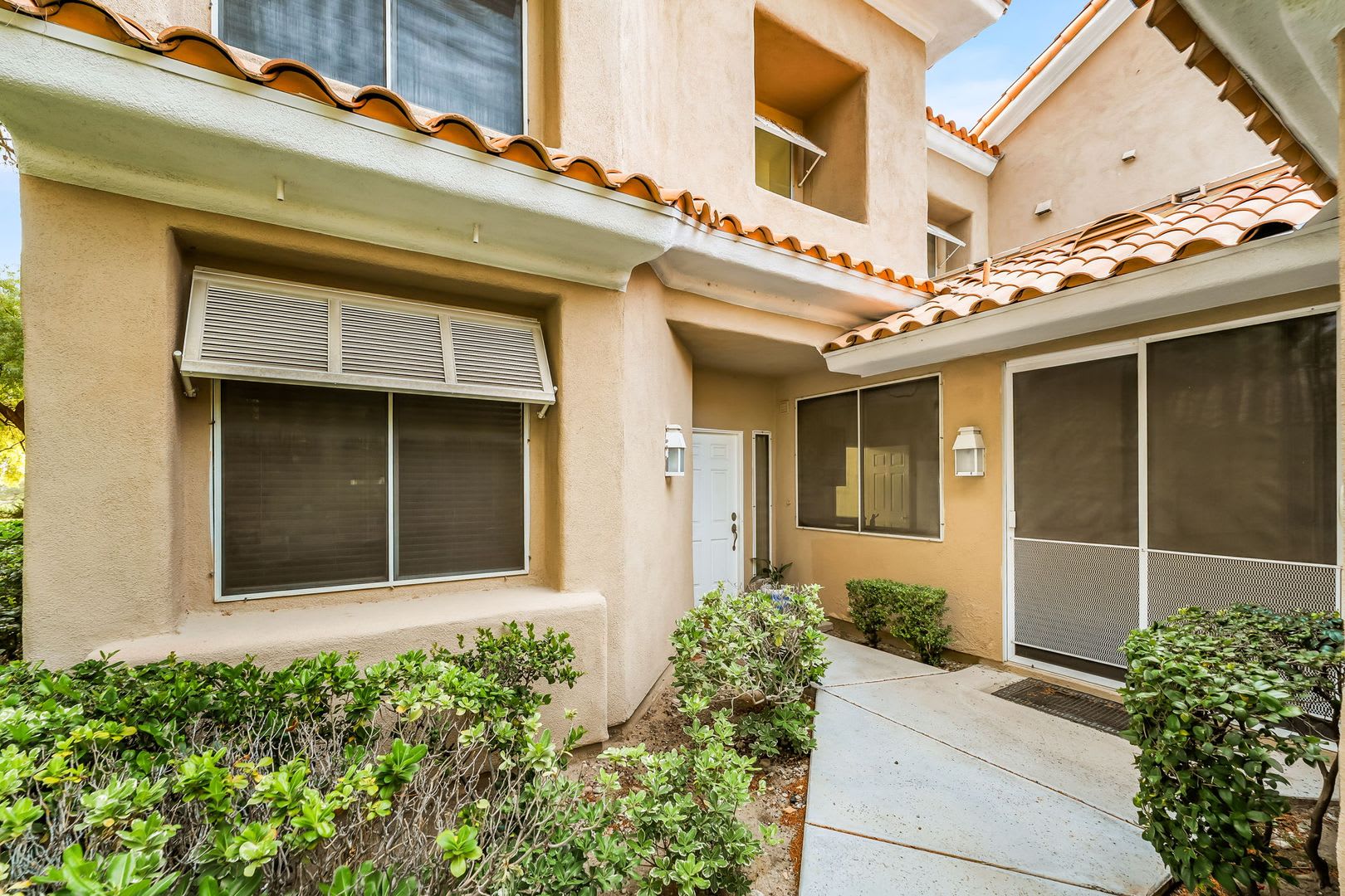 Charming Guard-Gated Southwest Las Vegas Townhome with Fireplace & Golf Course Views! – photo 5