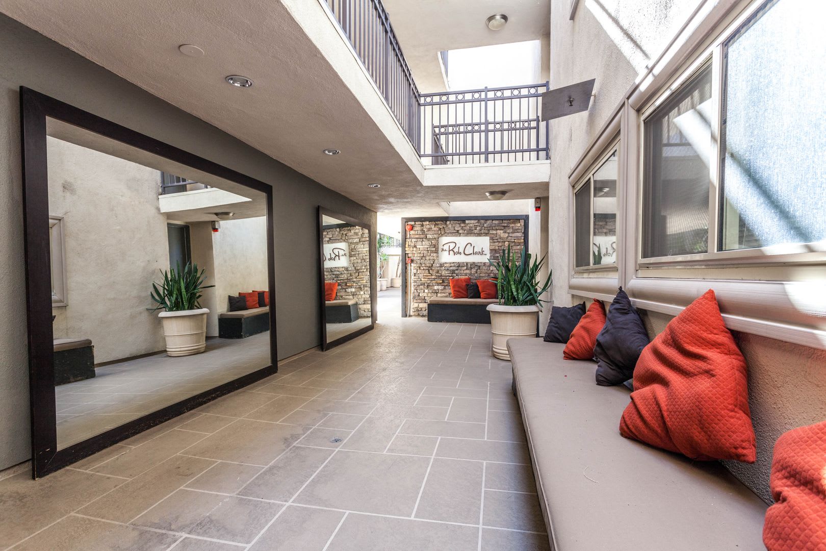 Enjoy one of the most walkable neighborhoods in LA – photo 1