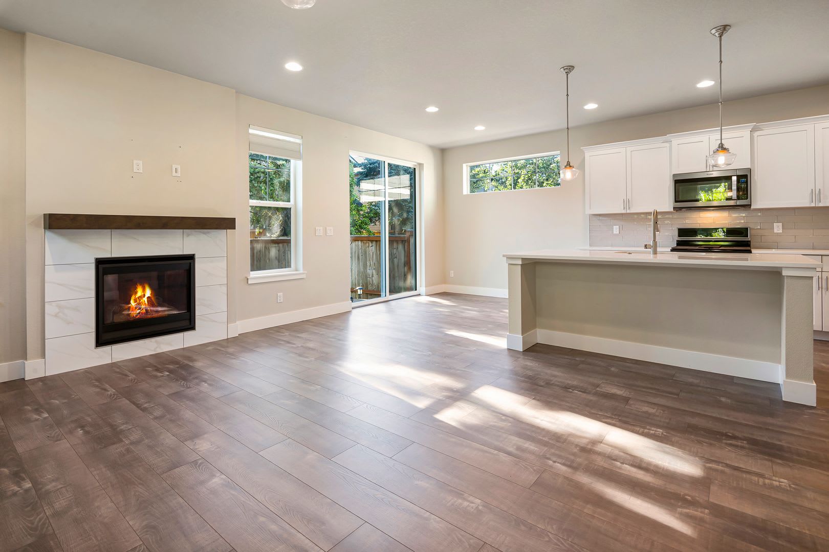 Stunning 3BD/2.5BATH 2 Car Garage Fenced Yard w/Gazebo Home in the Heart of Hillsboro! – photo 4