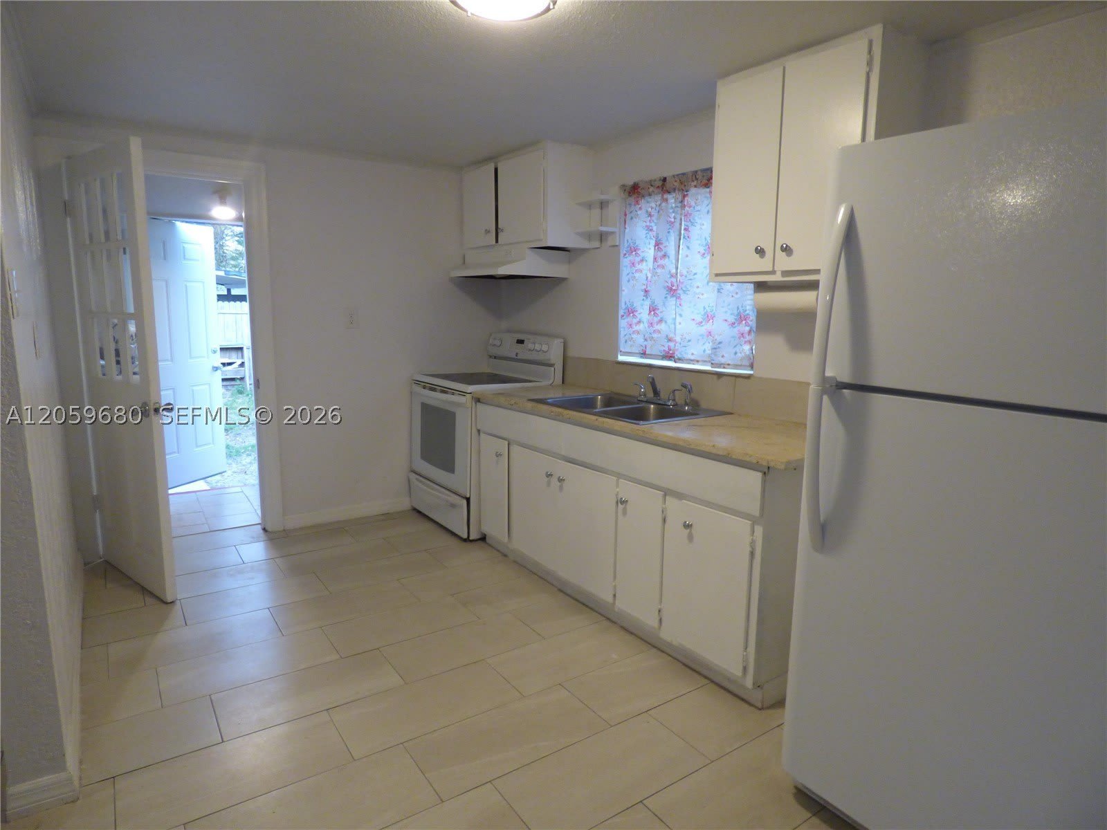 1135 E Voorhis Avenue – photo 4