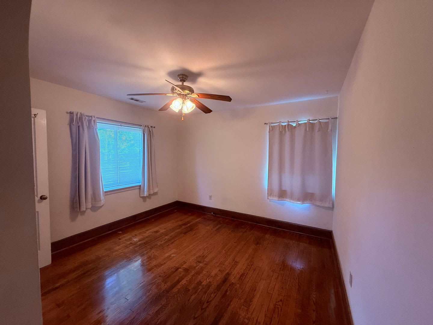 Pet Friendly 3 Bedroom 2 Bath Home With Hardwood Floors – photo 3