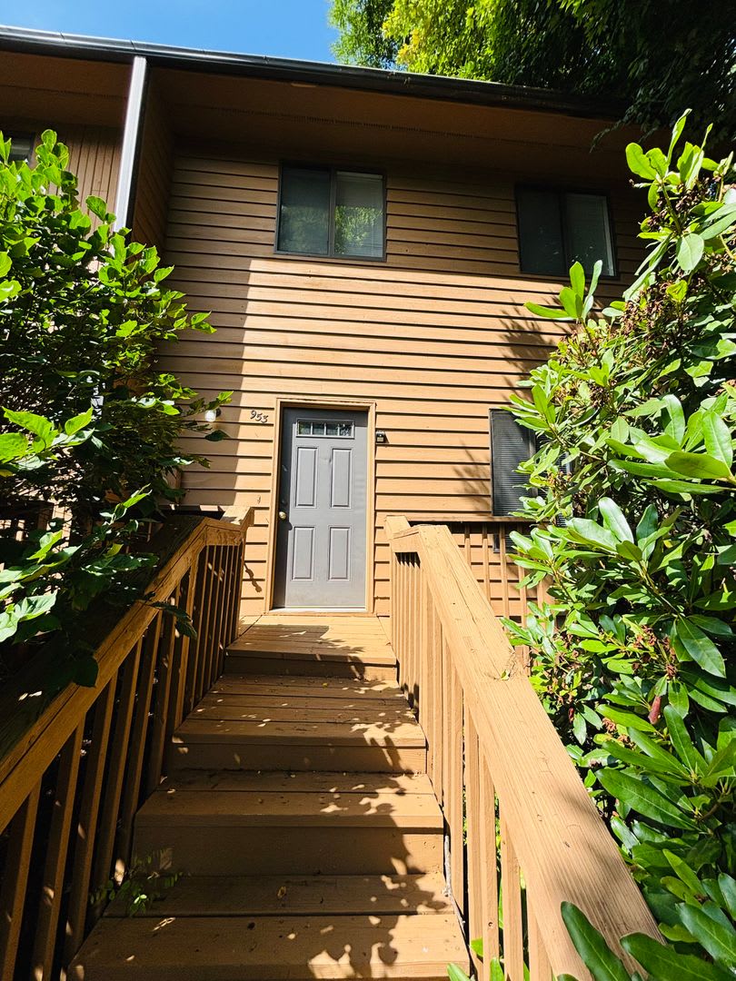 3 Bedroom 2.5 Half Bath Townhouse – photo 2