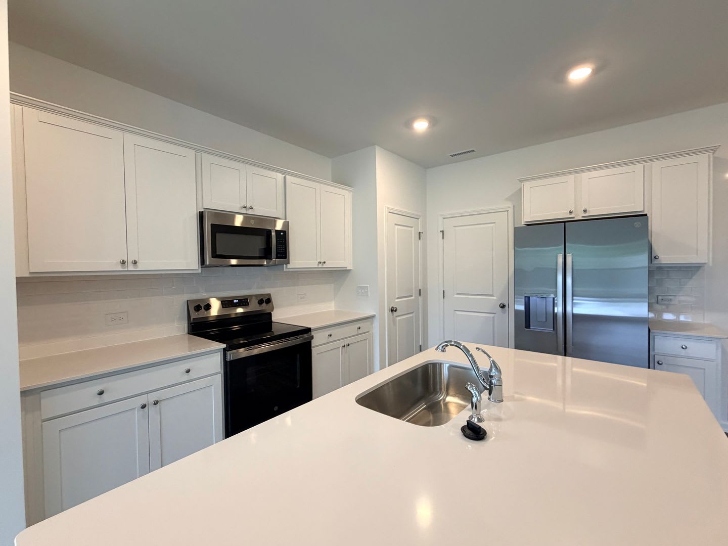 Luxurious End Unit 3 Bedroom Townhome – photo 3