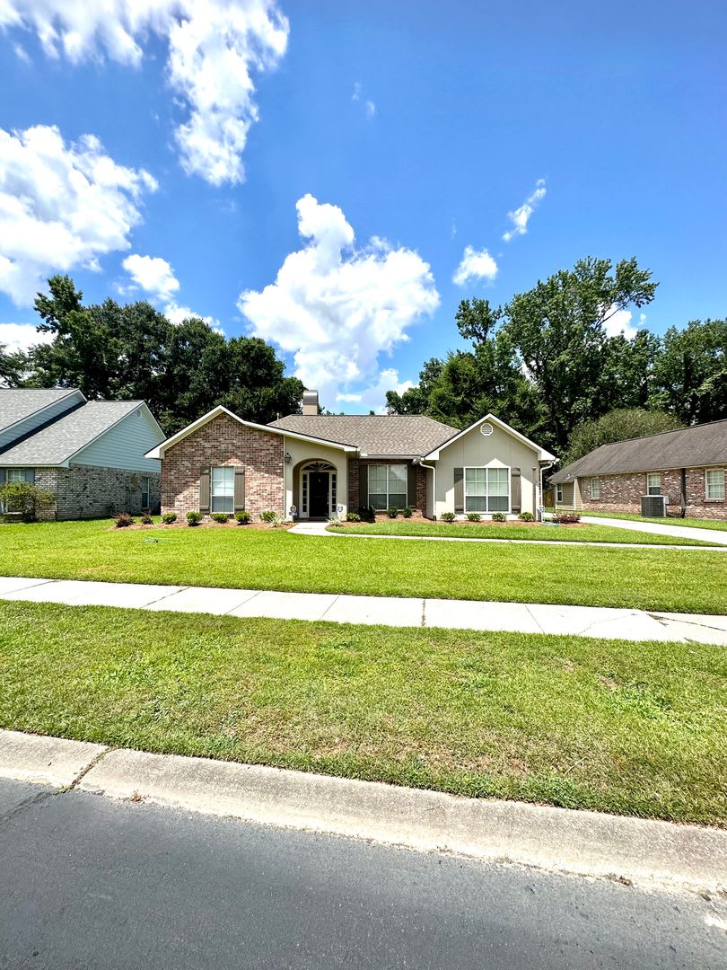 3BD/2BA House Off Perkins between Bluebonnet and Siegen. – photo 2