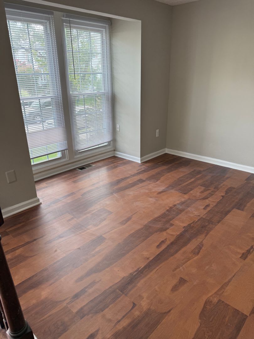 Spacious Townhome for Rent! Central Air! Finished Basement! Gourmet Kitchen! Available Now! – photo 2