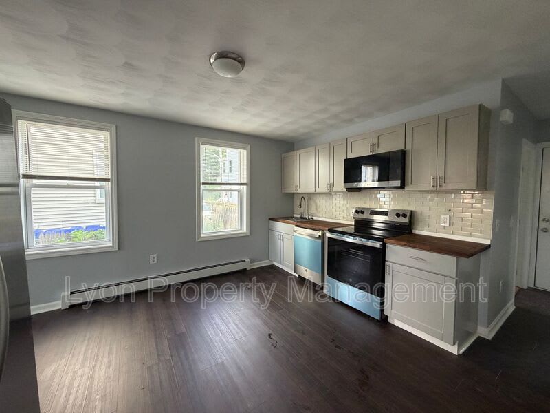328 Douglas Ave – photo 2
