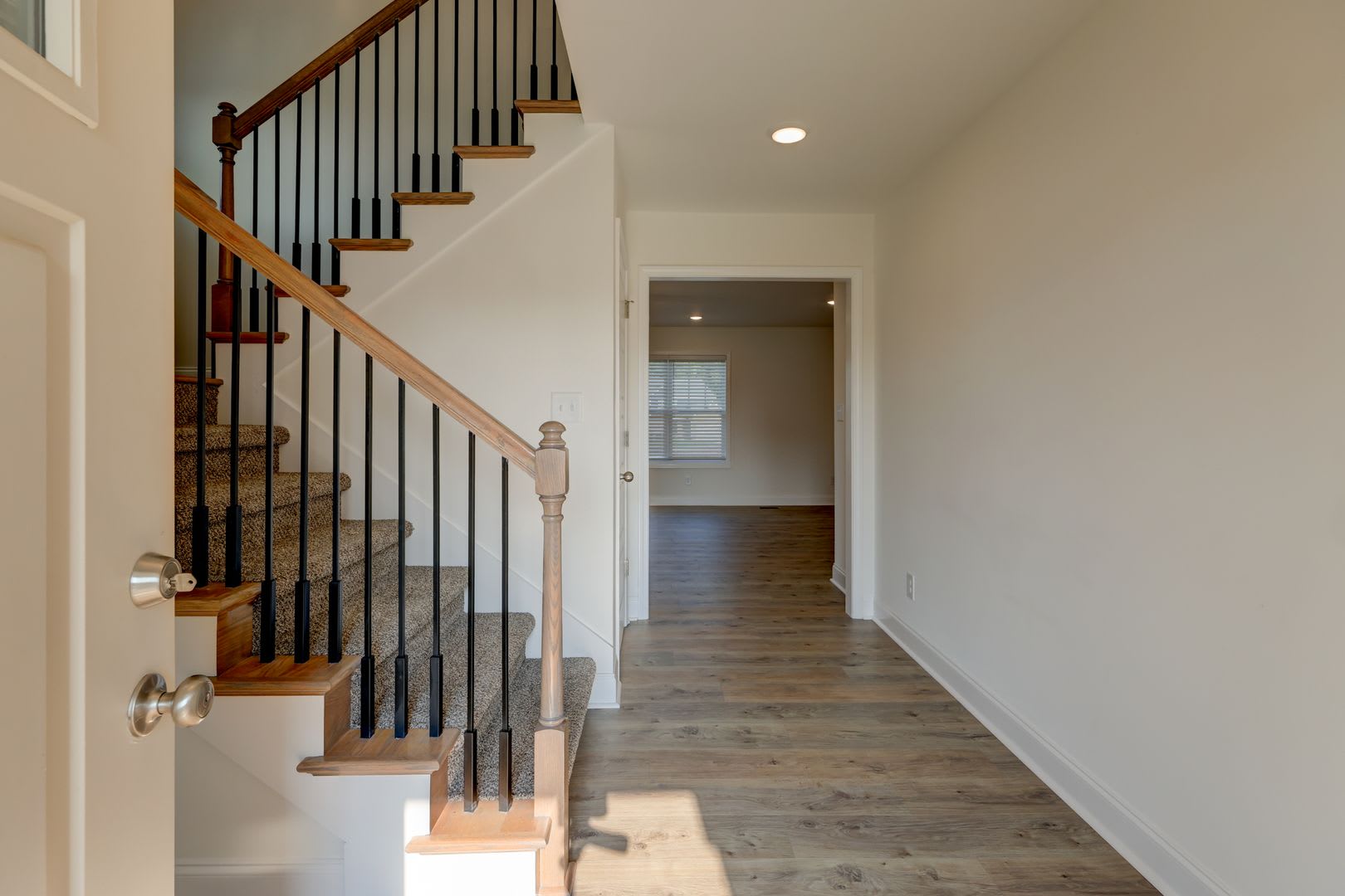 What a floor plan!! Like new and ready for you! – photo 3