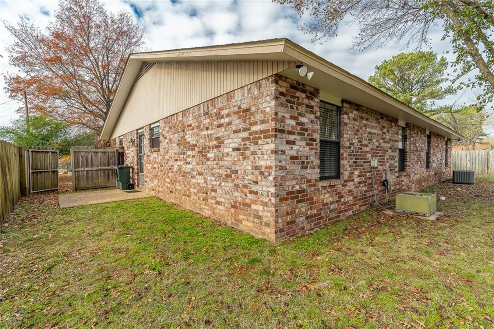 2 bedroom 2 bath duplex, 1 car garage – photo 4