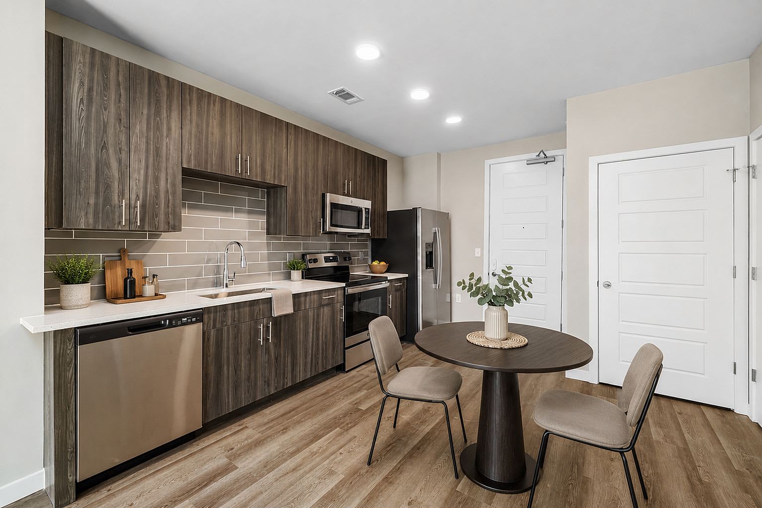 Everly on 401 – photo 3