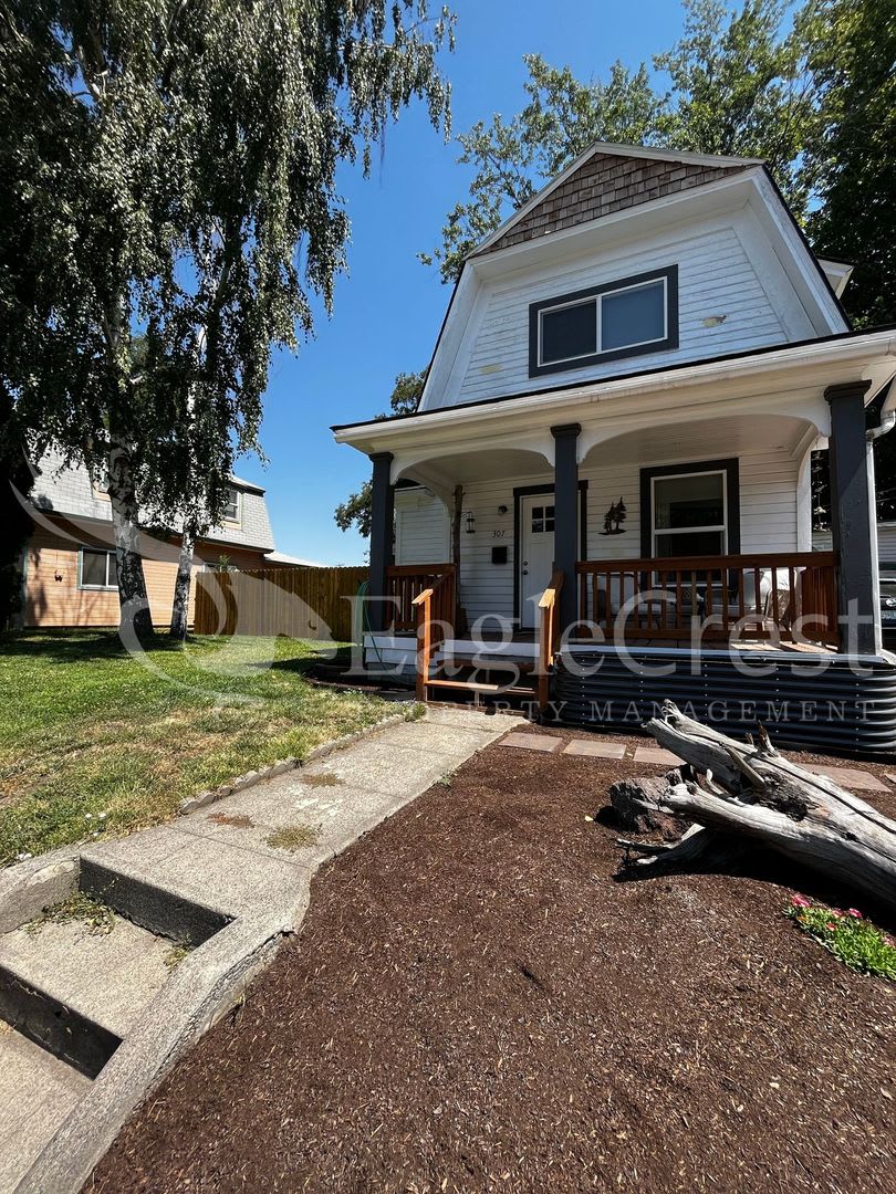 A Timeless & Elegant 2 Bedroom 1 Bathroom Single Family Home – photo 2