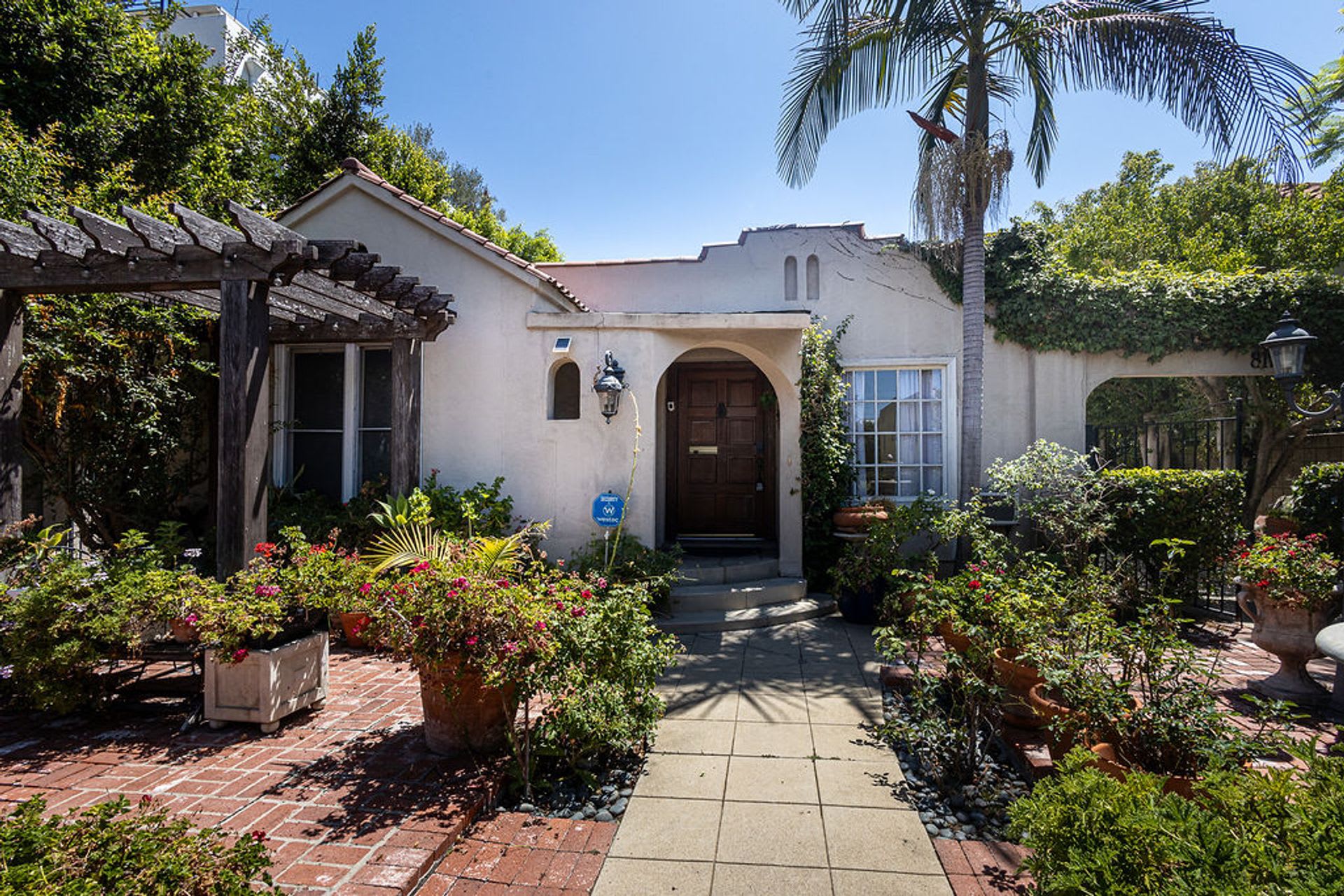 Warm & Welcoming Home Near Melrose with Room to Live, Work & Create – photo 2