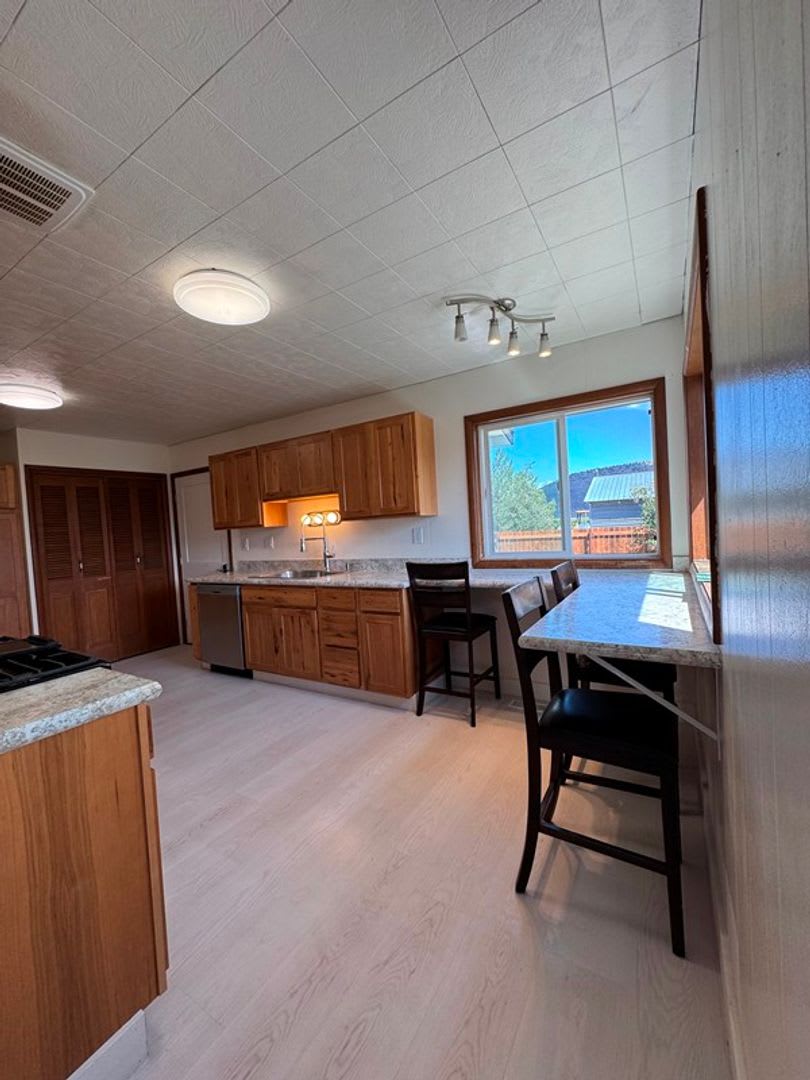 4 Bedroom House in Henley School District – photo 3
