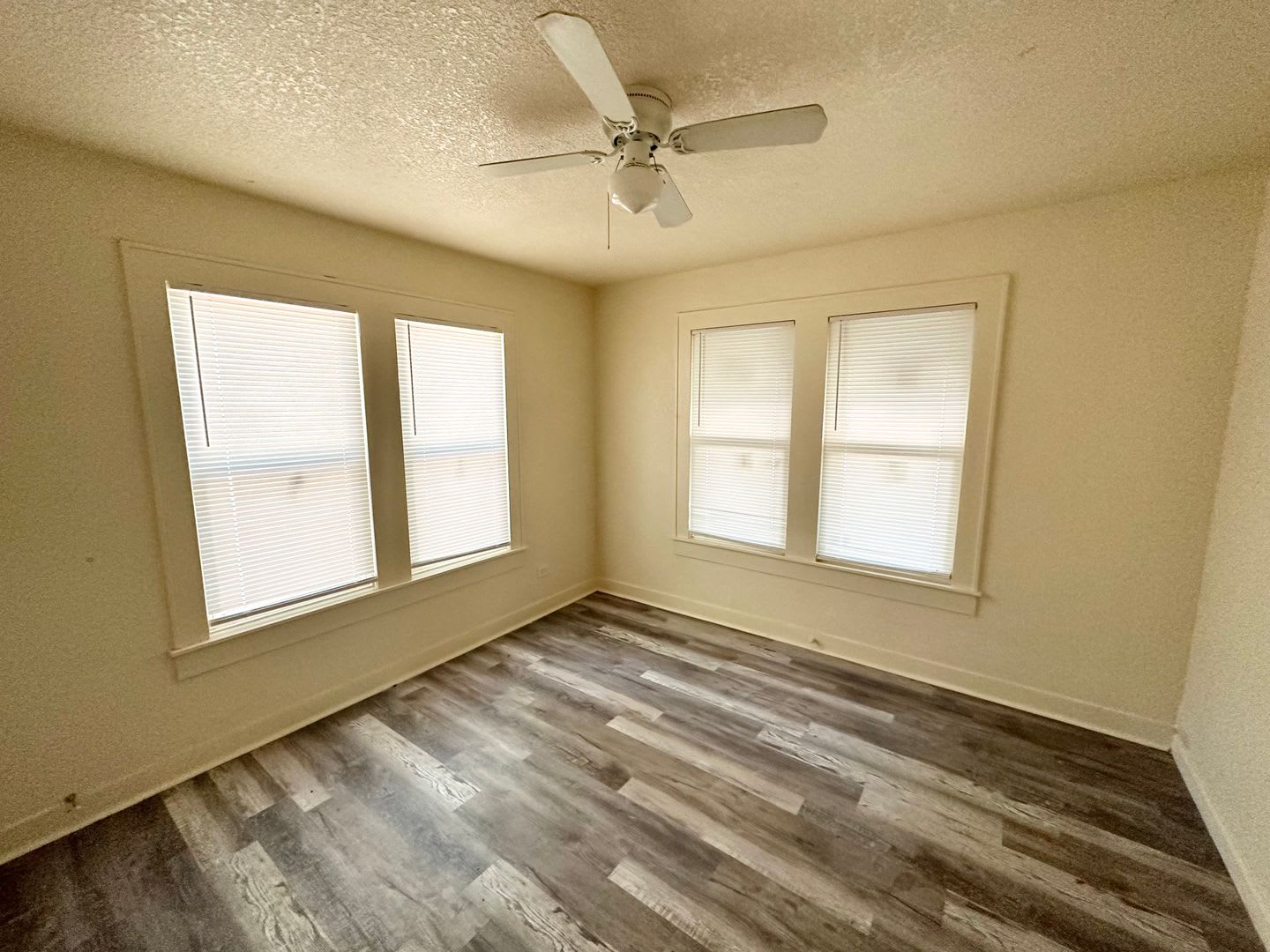 *** Accepting Housing ***Charming 2/1 with an additional living room or a 3rd bedroom – photo 4