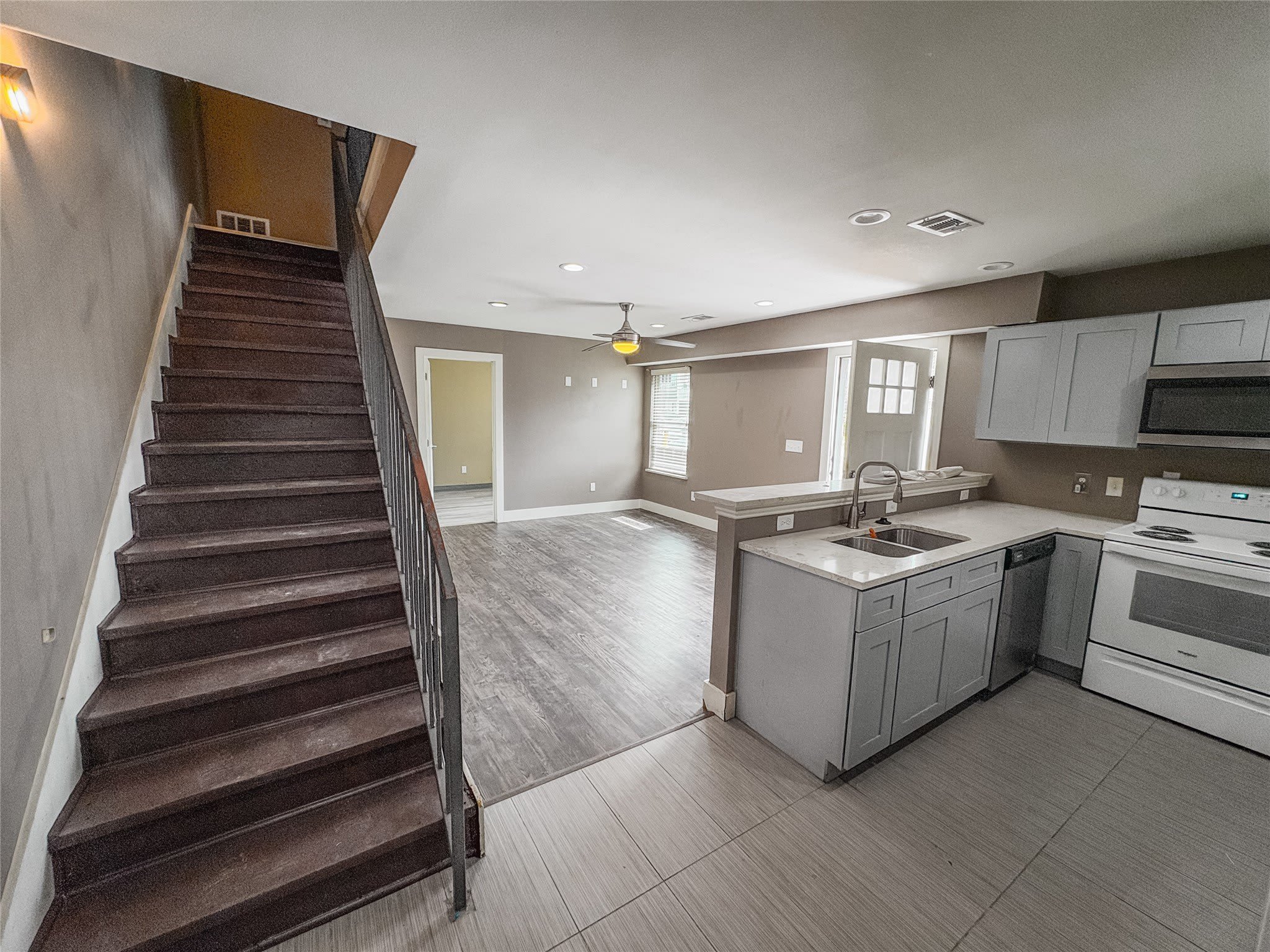 301 E Brockett Street – photo 1