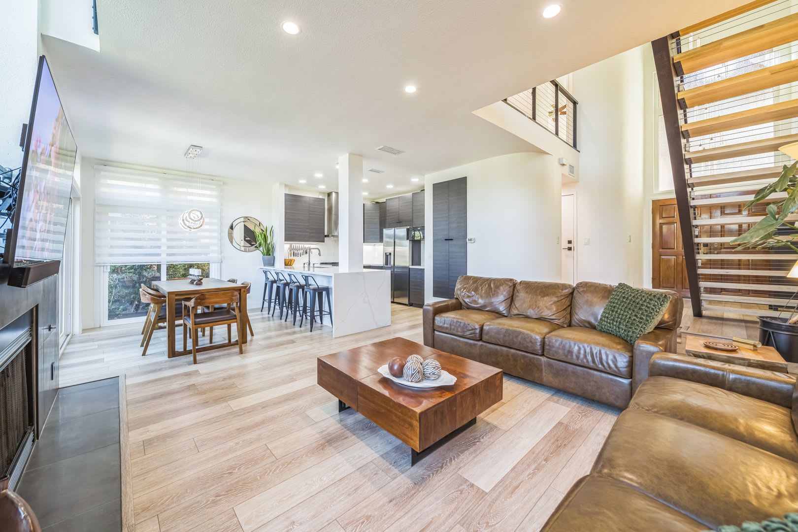 Beautifully renovated end-unit townhome – photo 2