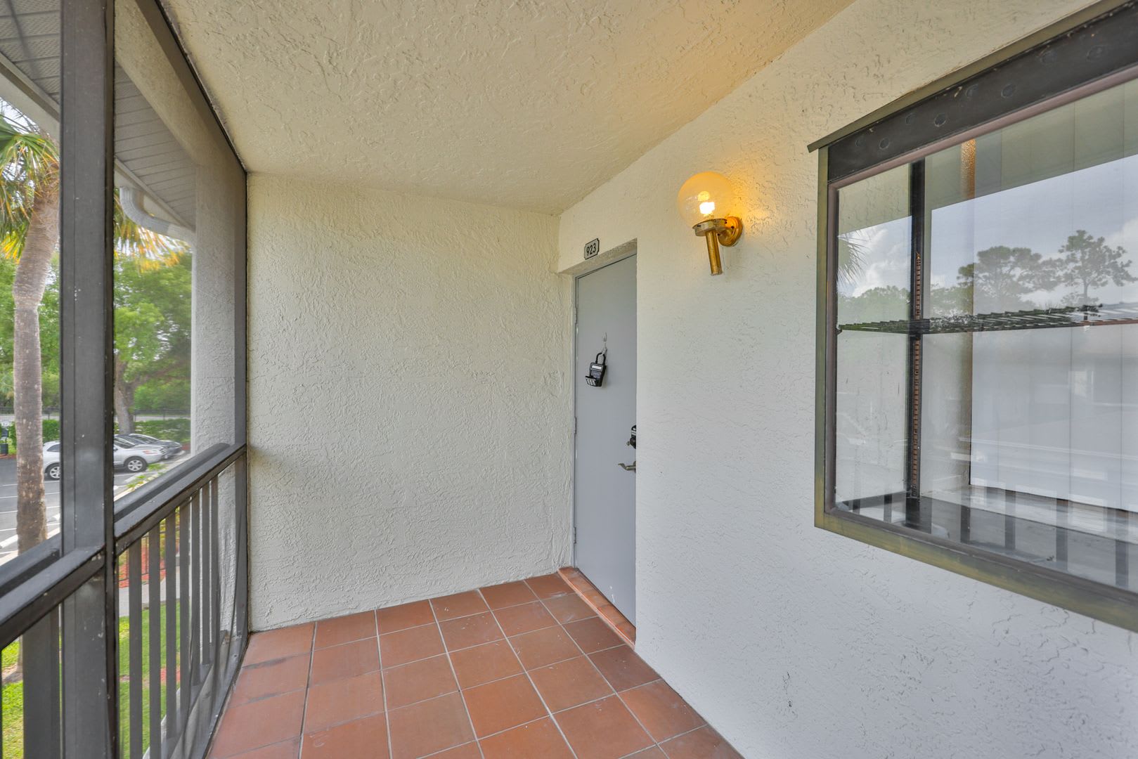 Move-In Special! Beautiful 2 Bedroom, 2 Bathroom Condo in a Gated Feather Sound Community – photo 4