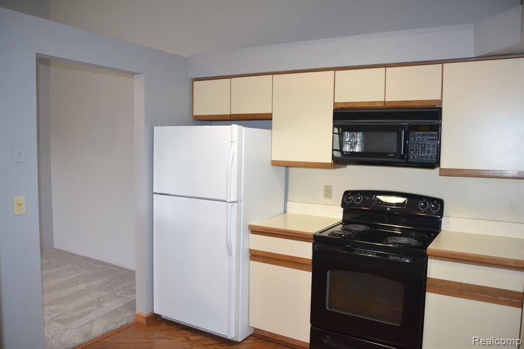 19259 Surrey Lane – photo 5
