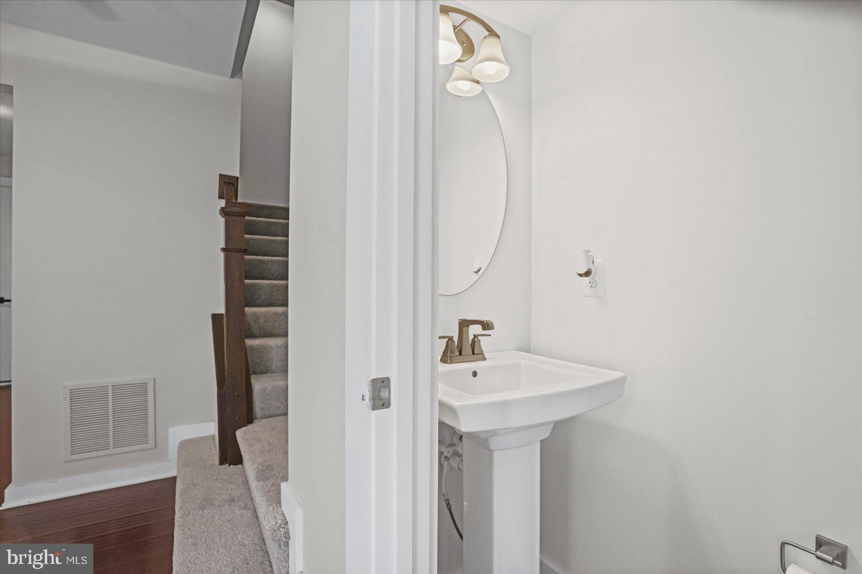 6302 GREENLEIGH Avenue – photo 4