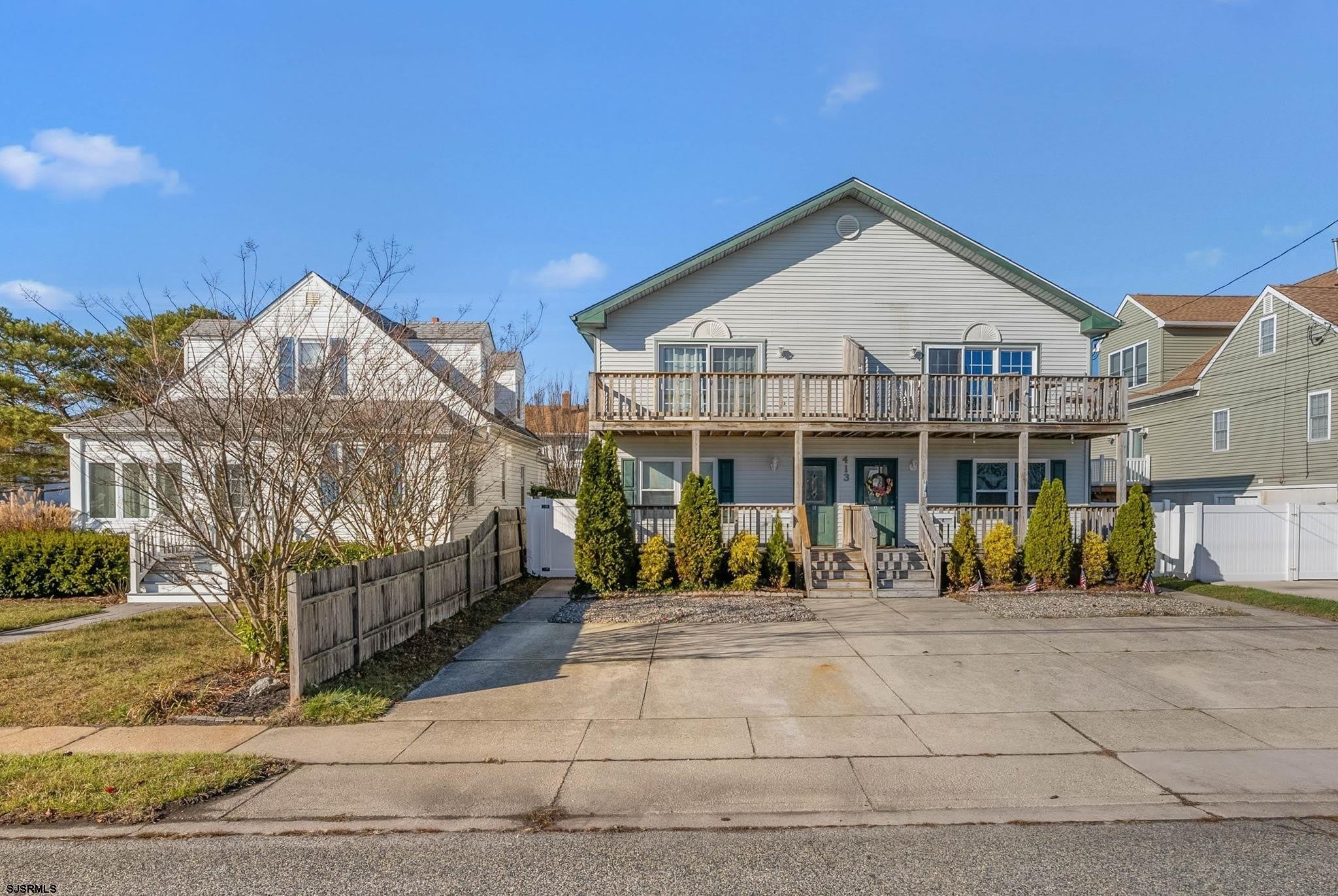413 Beach Ave W – photo 1