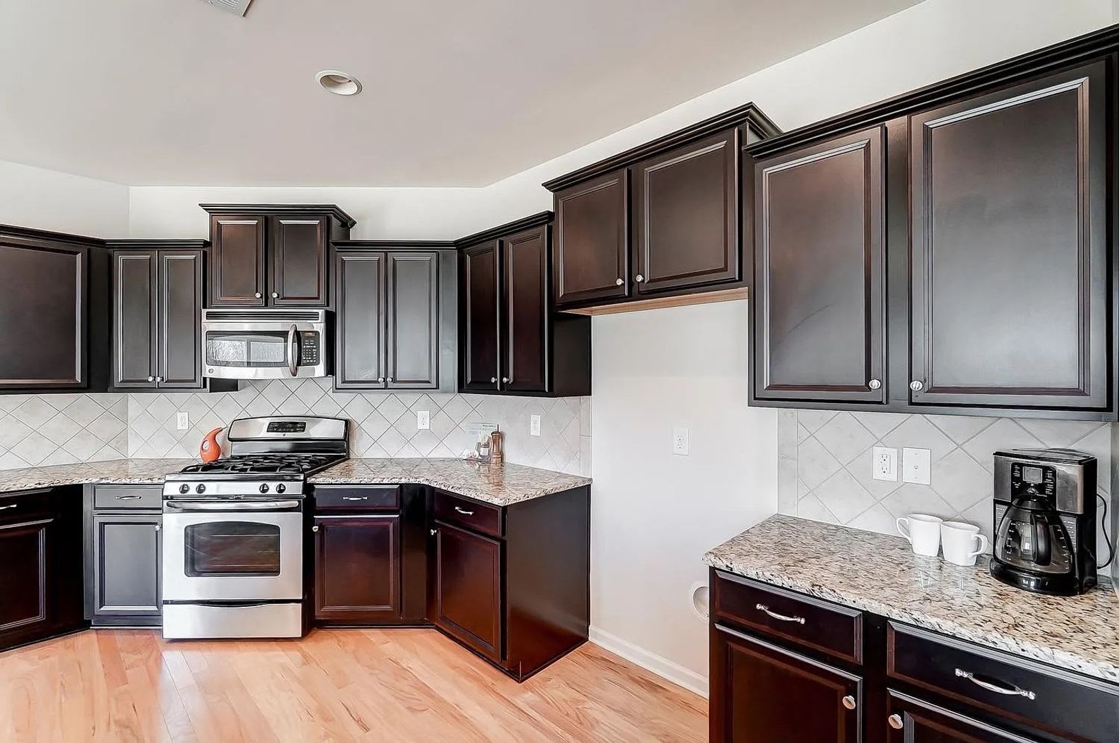 Room in 5 Bedroom Home at Green Birch Dr – photo 4