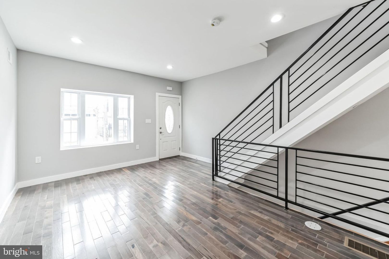 Excellent Port Richmond 3Br With Finished Basement Patio – photo 3