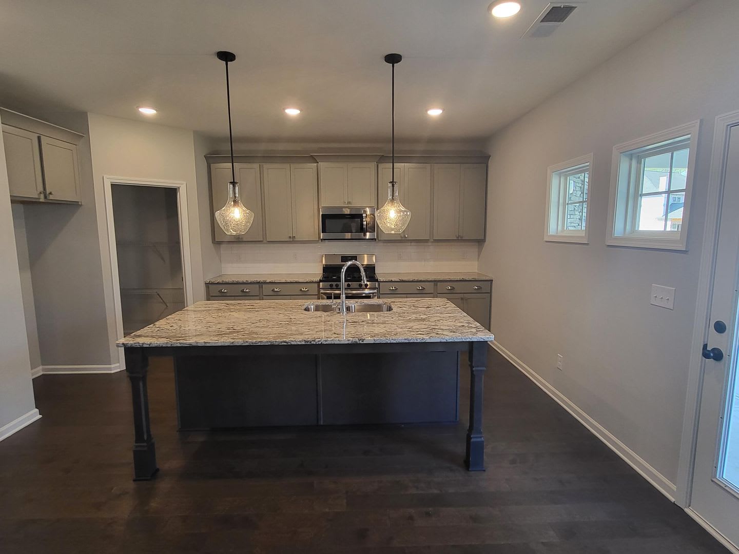 Inviting 5 Bedroom 3 Bath Beautiful Rental – photo 3