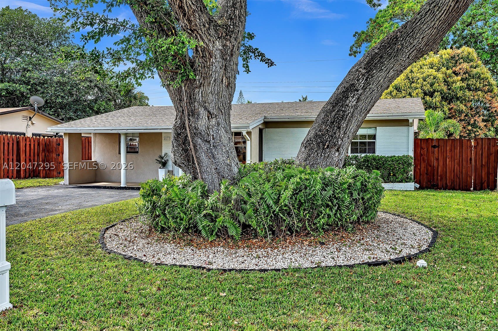4633 SW 28th Ave – photo 2