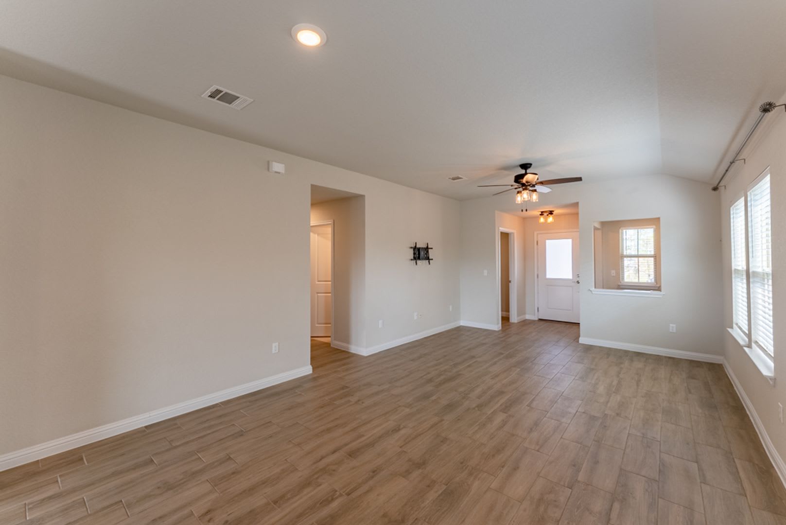 Must see 3 bedroom in South East Austin! – photo 5
