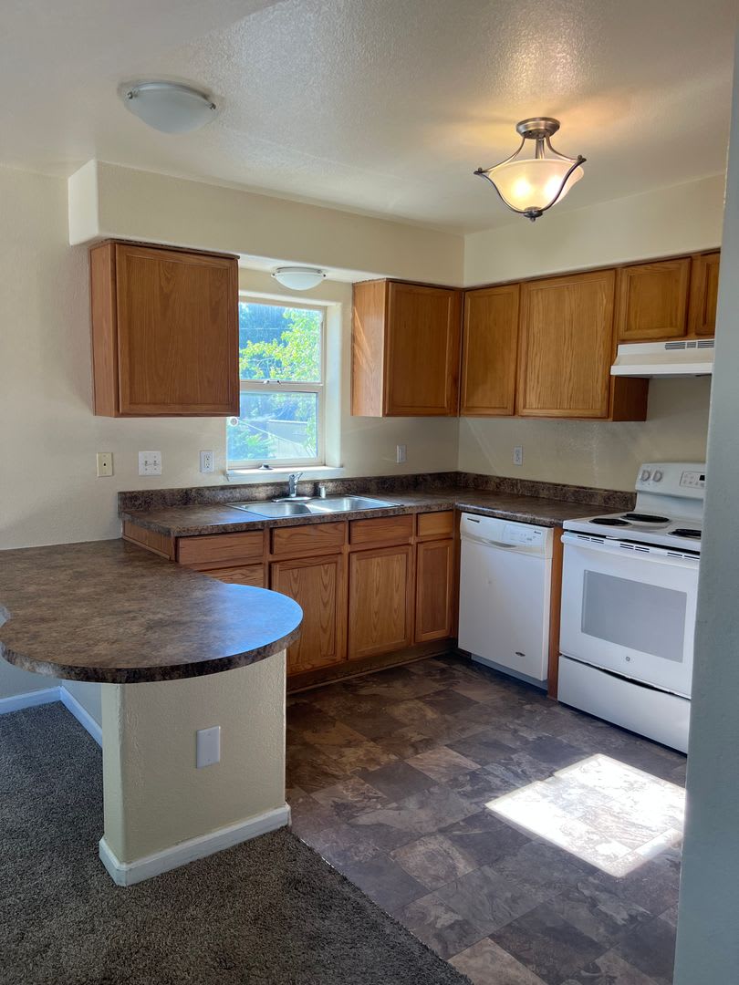 Charming Two Bedroom Apartment in the Heart of Reno – photo 5