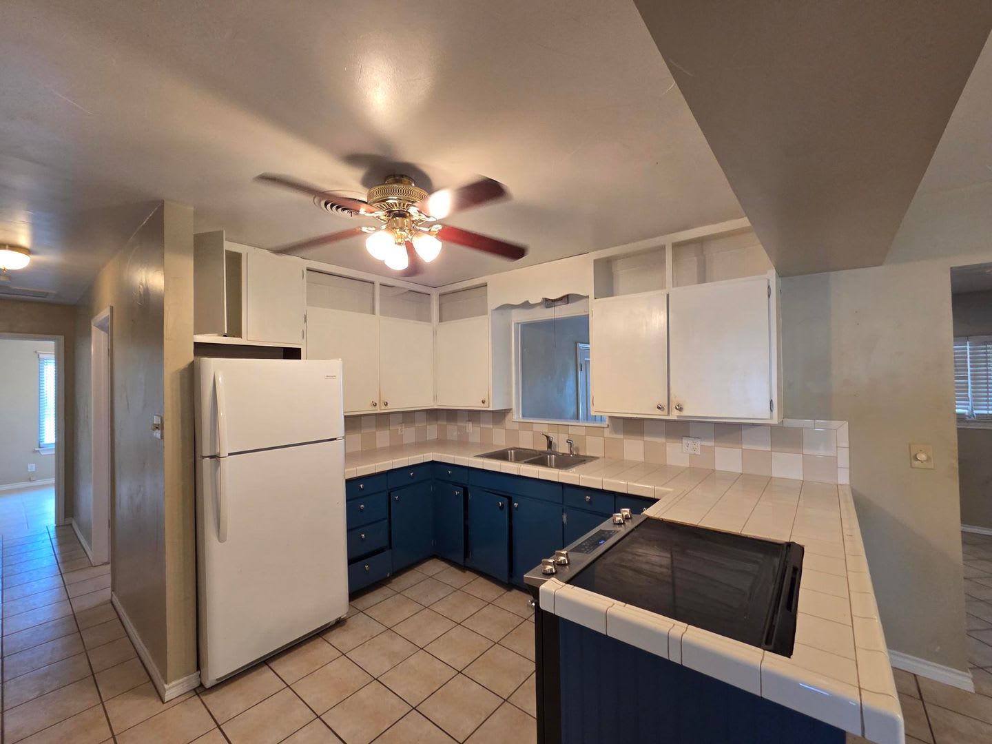 FOR LEASE!! Great location! – photo 5