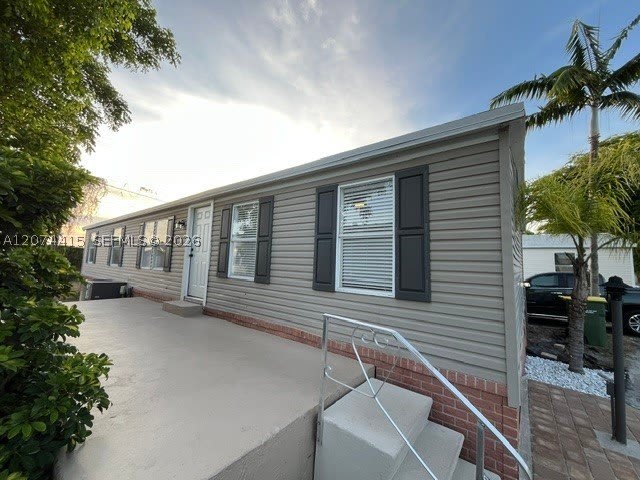 220 NE 12th Ave – photo 2