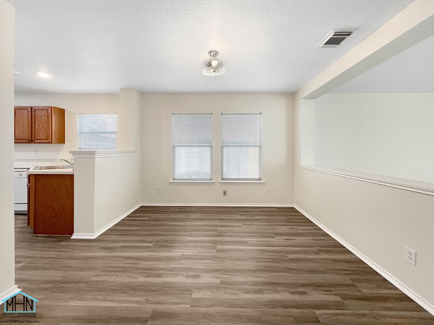 Beautifully Updated 2-Story 3-Bedroom, 2.5-Bathroom Gem Nestled in the Heart of San Antonio! – photo 4