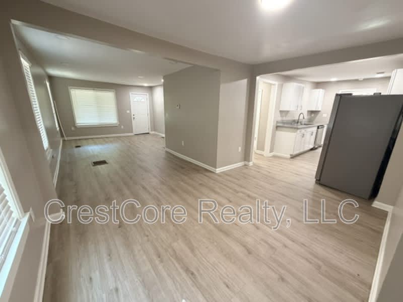 549 Josephine St – photo 3