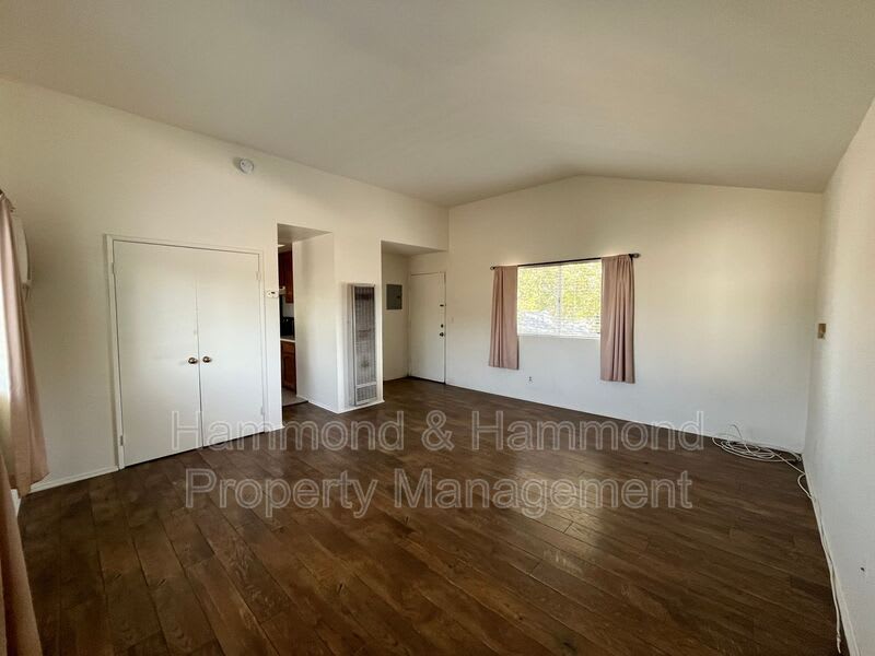 5723 Willowcrest Ave. – photo 3