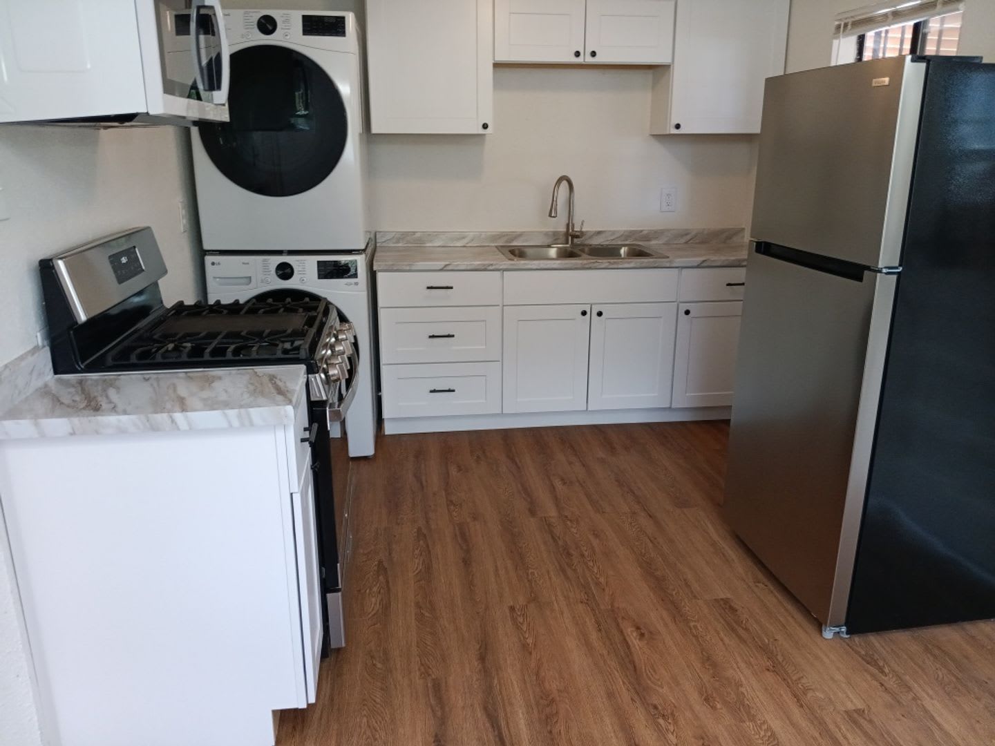 3 Bedroom, 1 Bathroom Home! Schedule a Showing Soon! – photo 2